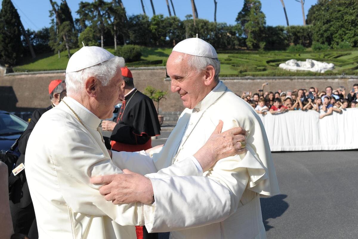 Il papa emerito Benedetto XVI e papa Francesco, Città del Vaticano, 5 luglio 2013