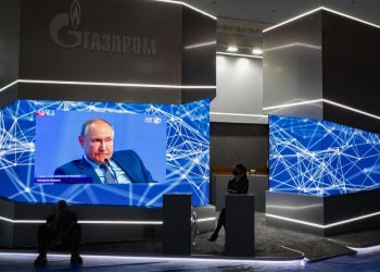 Il presidente russo, Vladimir Putin, in collegamento sotto al logo di Gazprom durante la Russian Energy Week