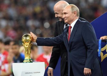 Vladimir Putin davanti al presidente della Fifa Gianni Infantino