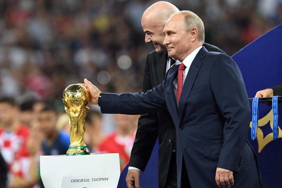 Vladimir Putin davanti al presidente della Fifa Gianni Infantino