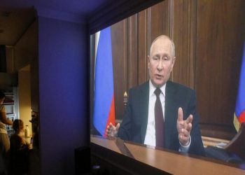 Una famiglia ascolta in Russia il discorso di Putin sull'Ucraina e il Donbass