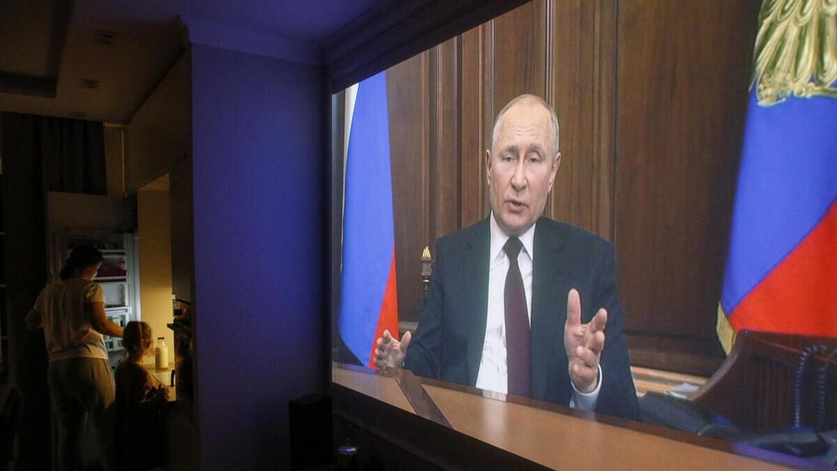 Una famiglia ascolta in Russia il discorso di Putin sull'Ucraina e il Donbass