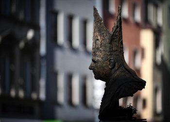 Un busto raffigurante Benedetto XVI a Traunstein, in Germania (foto Ansa)