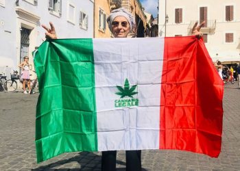 Emma Bonino con bandiera a favore del referendum sulla cannabis legale