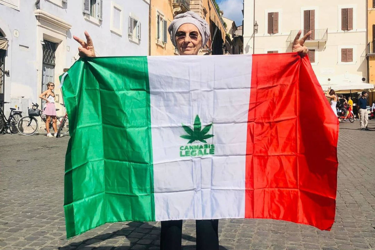 Emma Bonino con bandiera a favore del referendum sulla cannabis legale