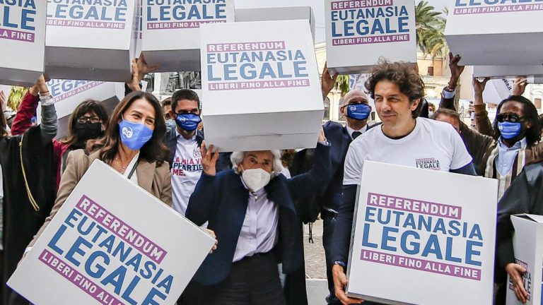 Eutanasia. Qualcuno ricordi ai giornali che la Consulta non è il Vaticano