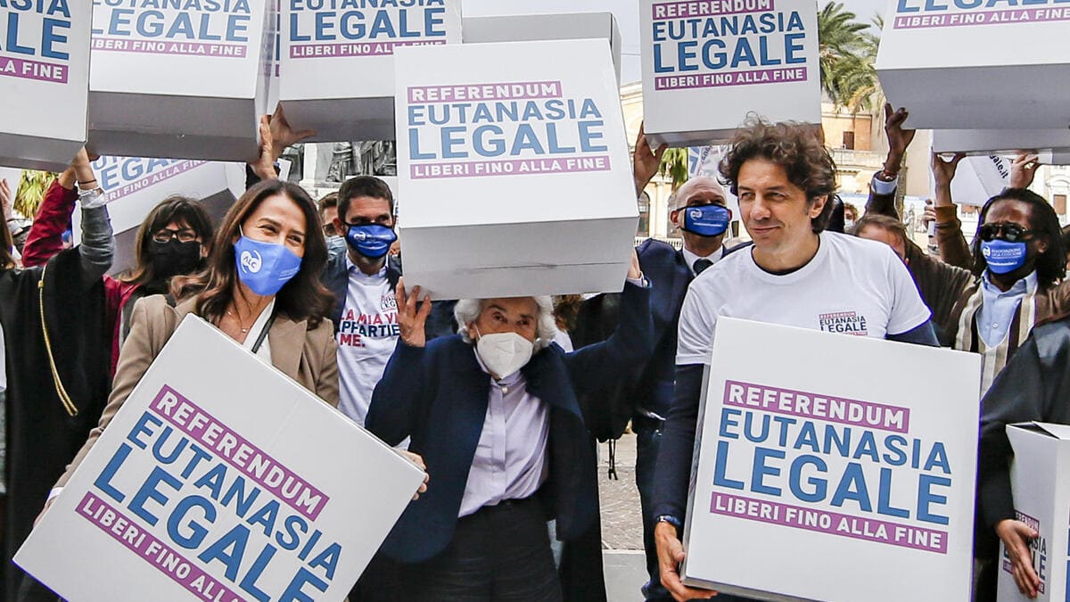 I Radicali consegnano le firme per il referendum sull'eutanasia