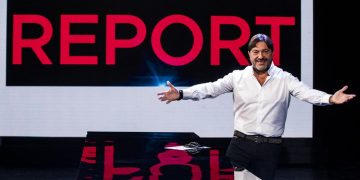 ll conduttore Sigfrido Ranucci posa per i fotografi durante la trasmissione di Rai3 "Report"