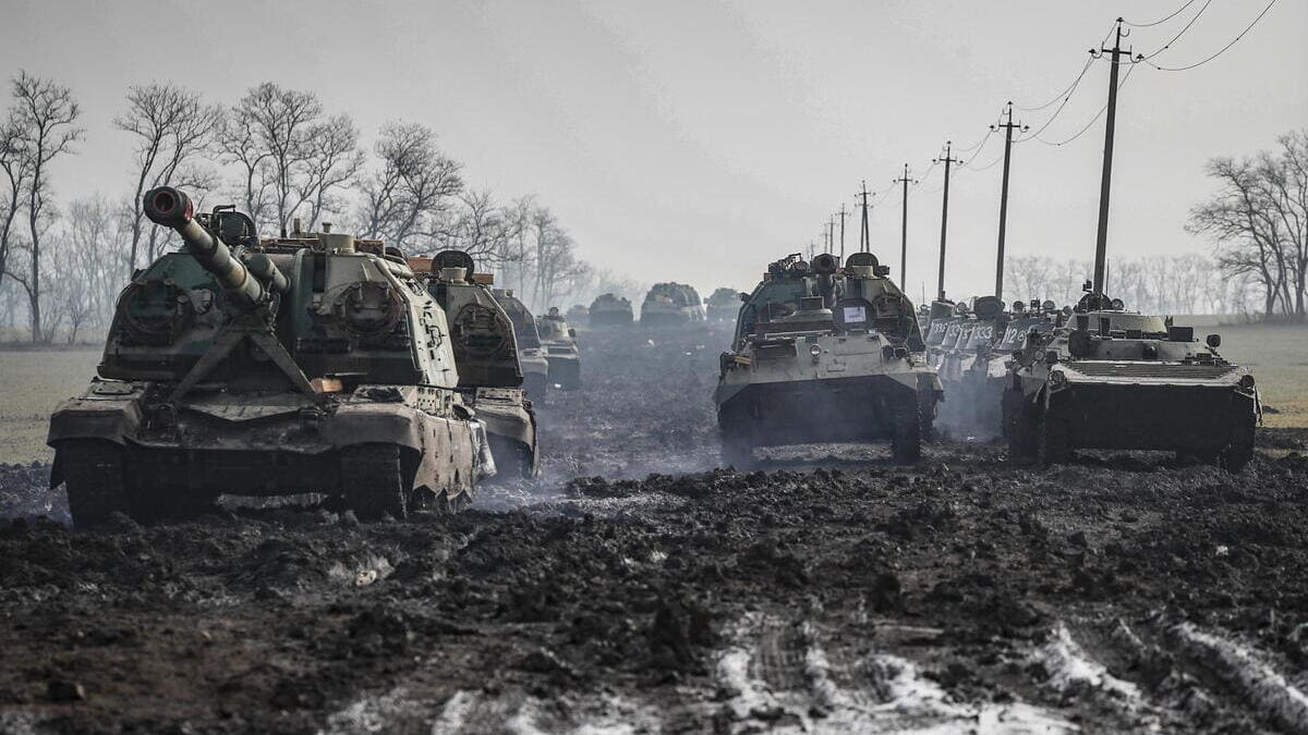 Carri armati russi si muovono verso il confine con l'Ucraina
