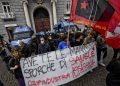 Uno dei due cortei studenteschi che a Napoli hanno attraversato la città gridando slogan ed esponendo cartelli contro l'alternanza scuola lavoro, 18 febbraio 2022