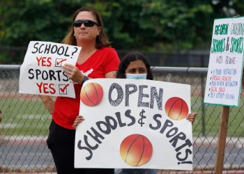 Proteste per la riapertura delle scuole in California nel settembre 2020 (foto Ansa)