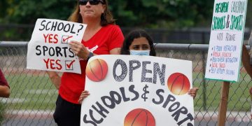 Proteste per la riapertura delle scuole in California nel settembre 2020 (foto Ansa)