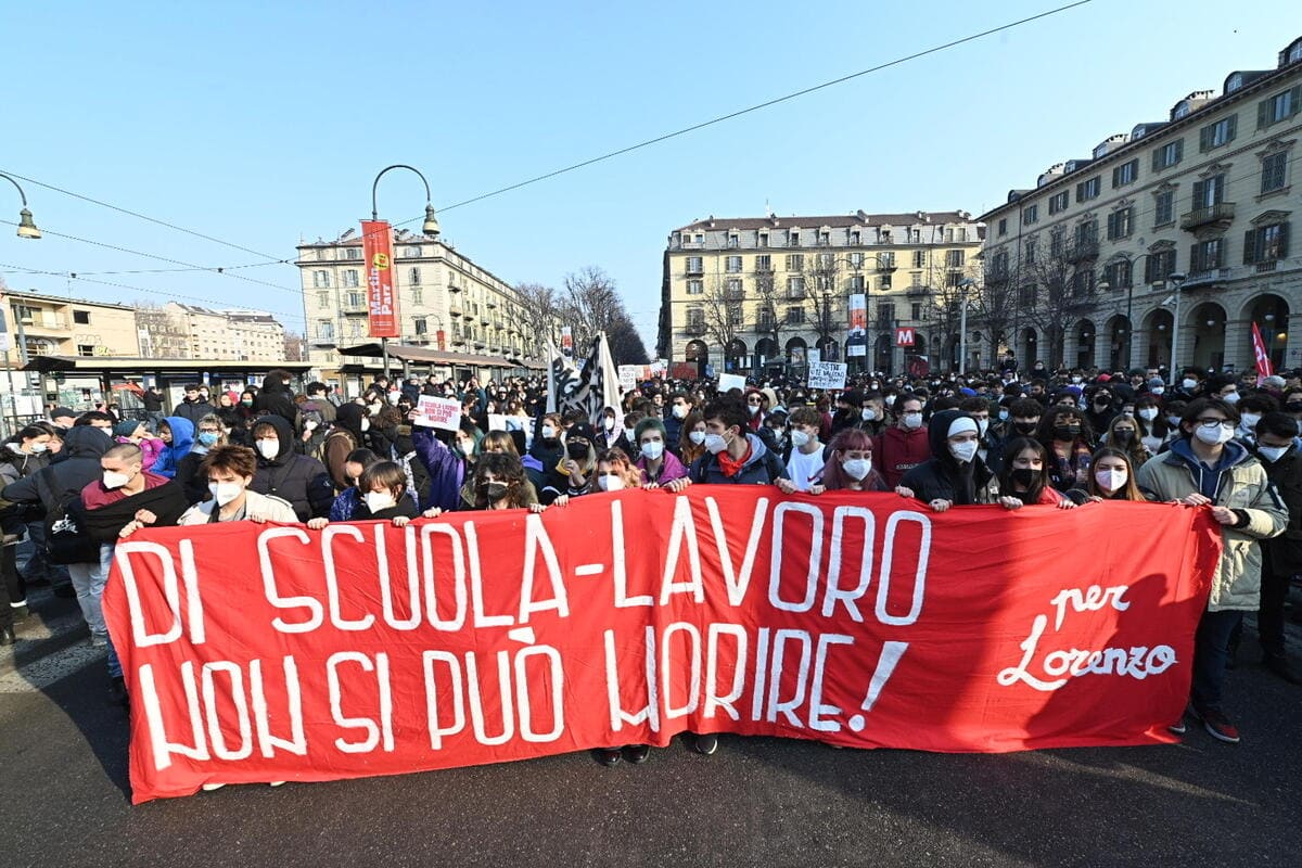 Un momento della manifestazione degli studenti a Torino, 4 febbraio 2022.