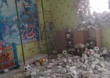 L'asilo di Stanytsia Luhanska colpito dai bombardamenti in Ucraina