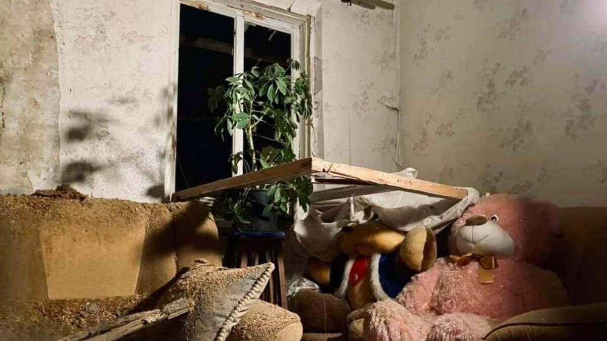 Un appartamento di Stanytsia Luhanska, ucraina orientale, colpito dai separatisti