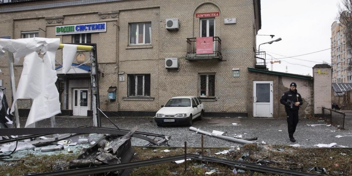 I detriti di un oggetto non identificato all'indomani di un'esplosione a Kiev, Ucraina, 24 febbraio 2022