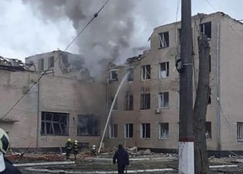 Una caserma a Kiev, capitale dell'Ucraina, colpita dai bombardamenti della Russia