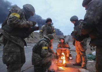 Ucraina, soldati riposano nei dintorni di Kiev
