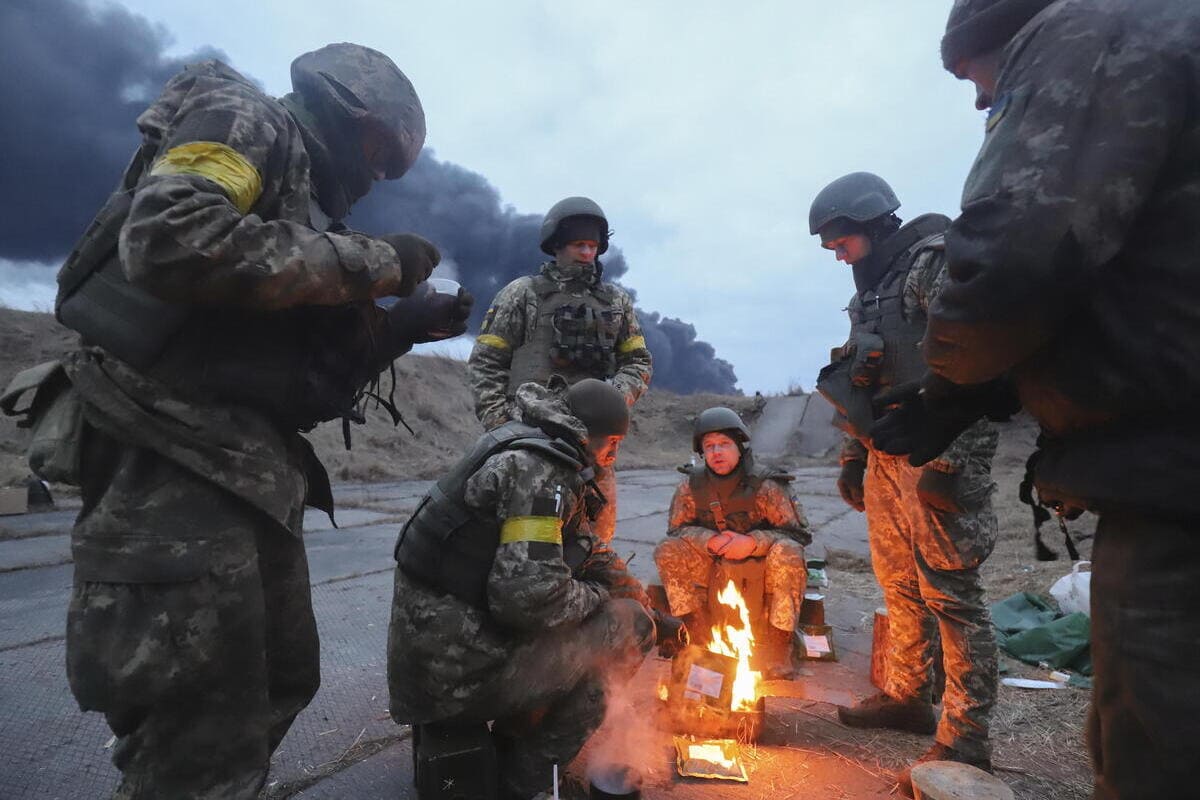 Ucraina, soldati riposano nei dintorni di Kiev