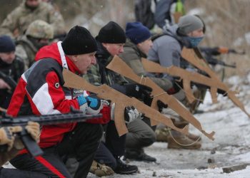 Riservisti si esercitano militarmente in Ucraina