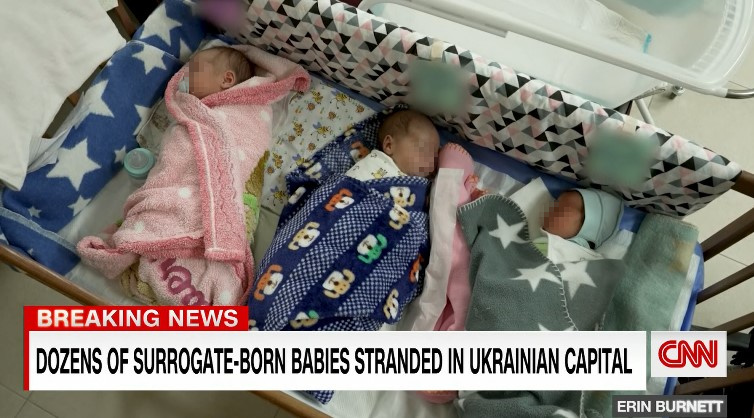 La Cnn riprende i bambini lasciati dalle surrogate in un bunker di Kiev