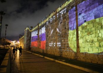 Bandiere dell’Ucraina e della Russia proiettate sulle mura della città vecchia di Gerusalemme