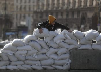 Costruzione di barricate a Kiev con sacchi di sabbia
