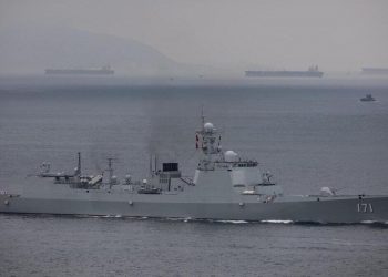 Una nave della Marina della Cina al largo di Hong Kong