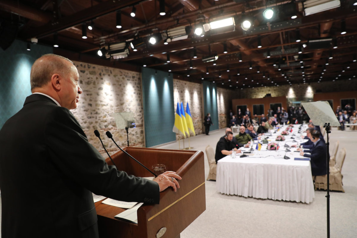 Recep Tayyip Erdogan davanti al tavolo del negoziato tra Russia e Ucraina