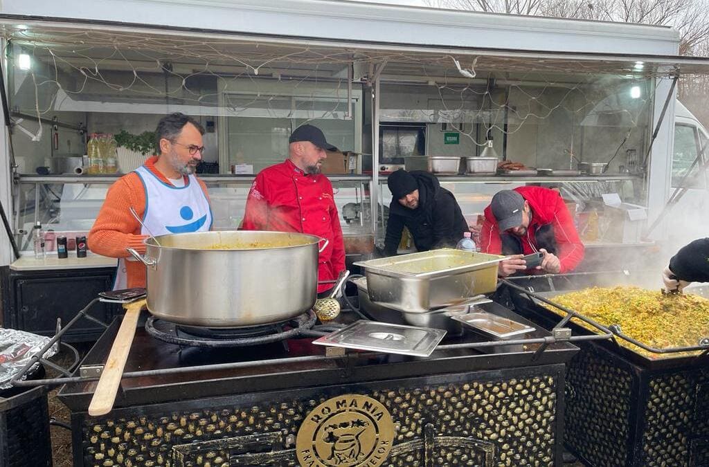 A sinistra, Alberto Sinigallia, presidente di Fondazione Progetto Arca nella cucina mobile del campo allestito nella cittadina di Siret, in Romania, a un chilometro dal confine ucraino