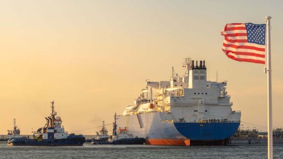 Una metaniera trasporta il gnl americano che sostituirà il gas russo