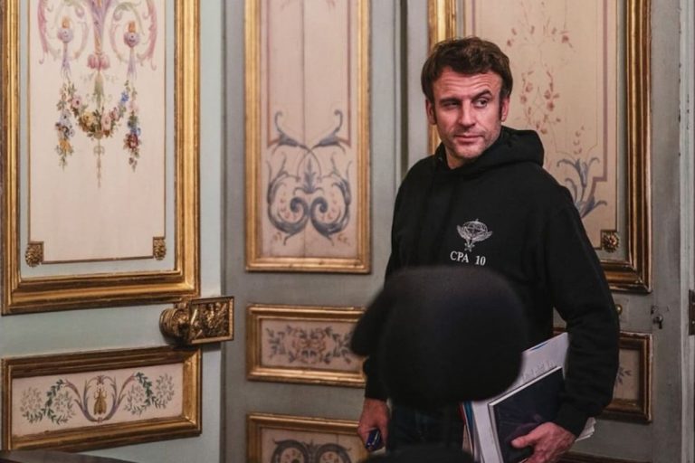 Macron si traveste da Zelensky ma il suo storytelling vacilla