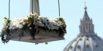 La statua della Madonna di Fatima viene calata davanti a Castel San Angelo, da dove poi e' partita la processione, guidata dal cardinale Ivan Dias in occasione del 25/o anniversario dell'attentato a papa Giovanni Paolo II, fino a piazza San Pietro, 26 maggio 2013