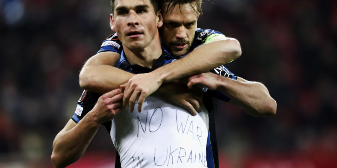Malinovskyi mostra maglietta contro la guerra in Ucraina