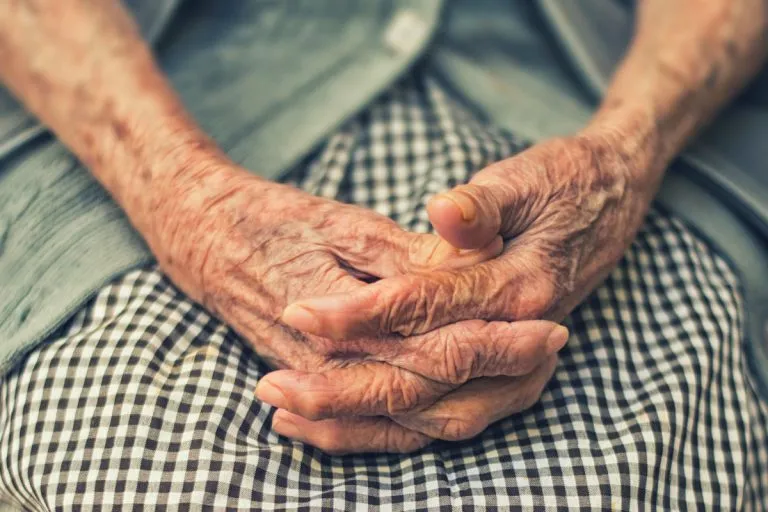 Preferisco parlare con i vecchi: non hanno tempo per le chiacchiere
