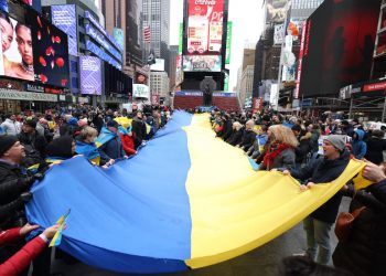 Manifestazione contro Putin la guerra in Ucraina a Times Square