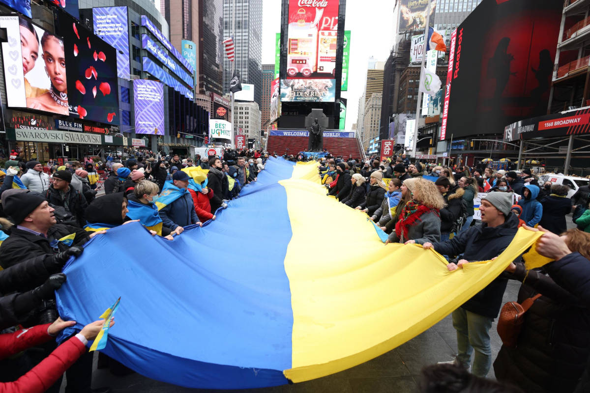 Manifestazione contro Putin la guerra in Ucraina a Times Square