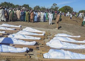 Funerali di massa in Nigeria dopo un attentato del 2020 nello Stato di Borno