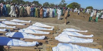 Funerali di massa in Nigeria dopo un attentato del 2020 nello Stato di Borno