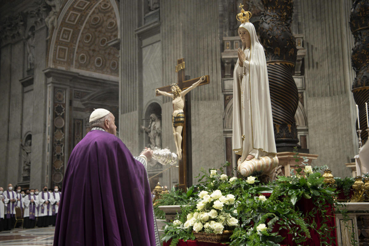 Papa Francesco davanti alla statua della Madonna