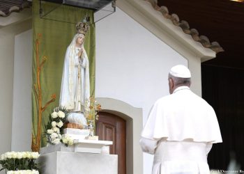 Papa Francesco davanti alla statua della Madonna a Fatima