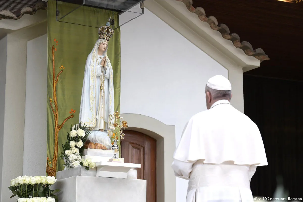 Papa Francesco davanti alla statua della Madonna a Fatima