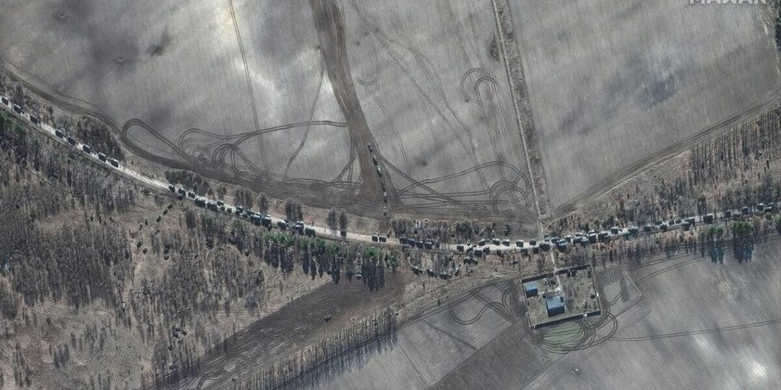 Un'immagine satellitare mostra una colonna di mezzi corazzati russi in Ucraina