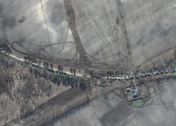 Un'immagine satellitare mostra una colonna di mezzi corazzati russi in Ucraina