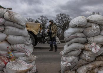 Soldato ucraino ad un checkpoint a Kiev