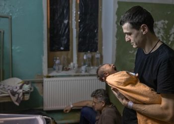 Guerra in Ucraina, un padre stringe il figlio venuto alla luce durante i bombardamenti di Kiev