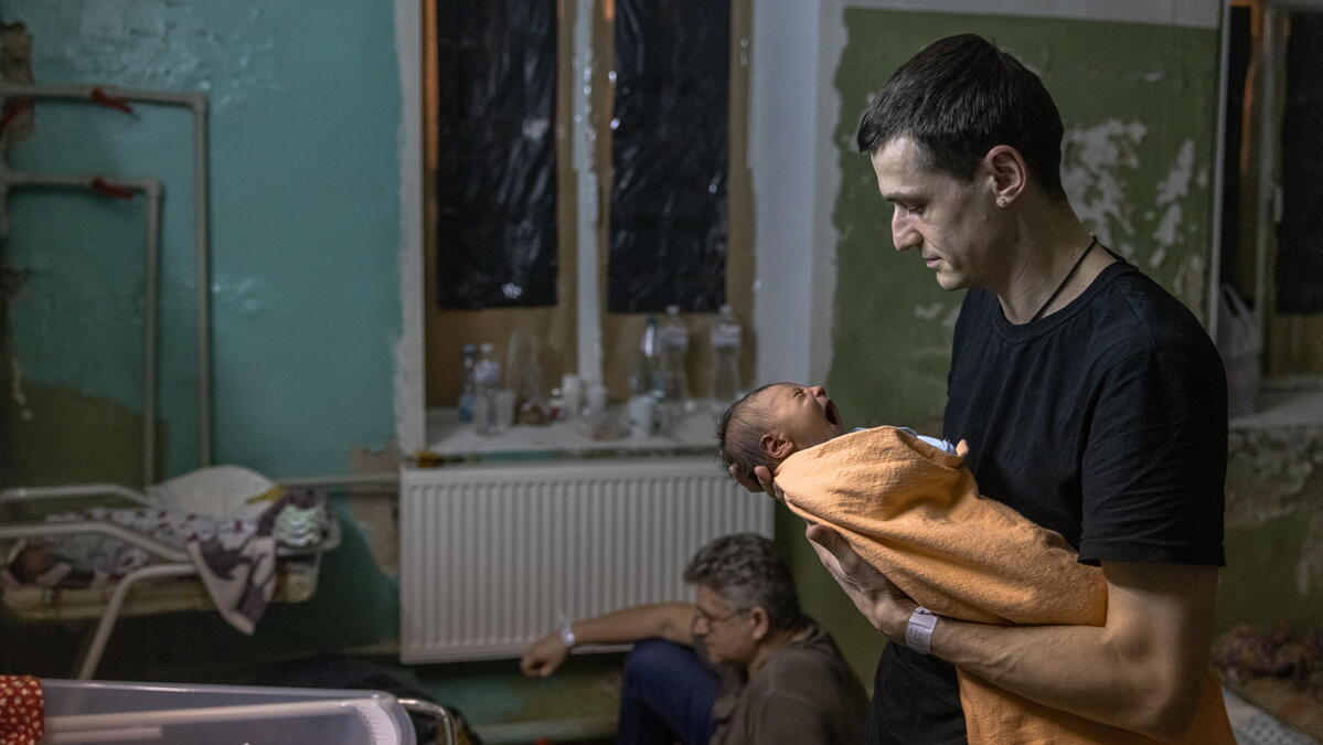 Guerra in Ucraina, un padre stringe il figlio venuto alla luce durante i bombardamenti di Kiev