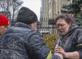 Una donna viene aiutata a Kharkiv, Ucraina, dopo un bombardamento della Russia