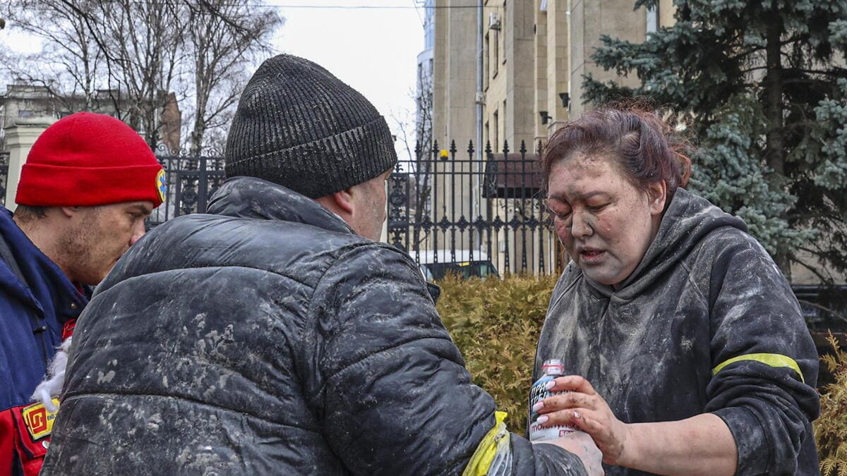 Una donna viene aiutata a Kharkiv, Ucraina, dopo un bombardamento della Russia