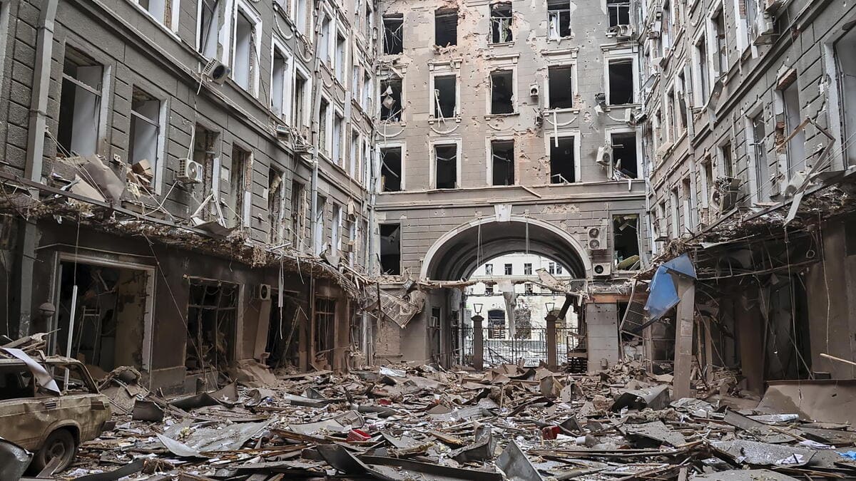 Un complesso residenziale dell'area di Kharkiv, Ucraina, colpito dall'esercito russo